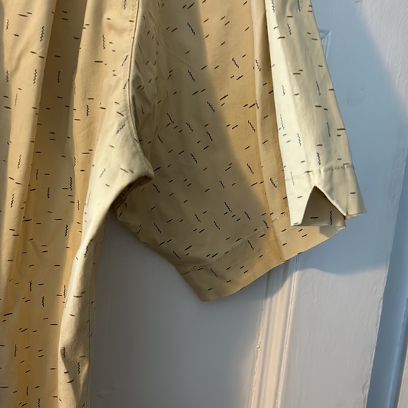 men’s short sleeve button down shirt. Pale yellow size large. - Picture 7 of 8
